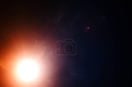 Foto de Resumen Resplandor solar natural o estrella lejana sobre el fondo negro - Imagen libre de derechos