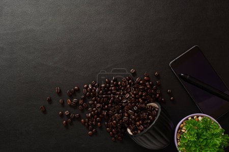 Téléchargez les photos : Smartphone et grains de café sur le bureau, vue sur le dessus - en image libre de droit