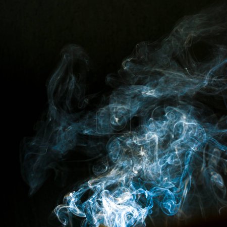 Téléchargez les photos : Nuage de fumée avec fond noir. texture de brouillard - en image libre de droit