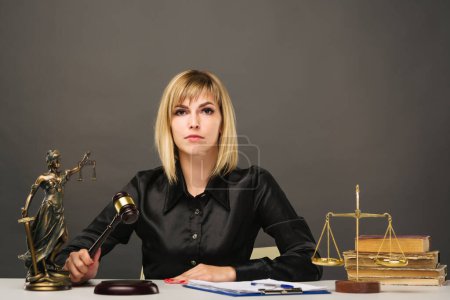 Téléchargez les photos : Une jeune femme juge travaille dans son bureau - en image libre de droit