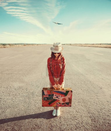 Téléchargez les photos : Voyageur avec valise et avion derrière - en image libre de droit