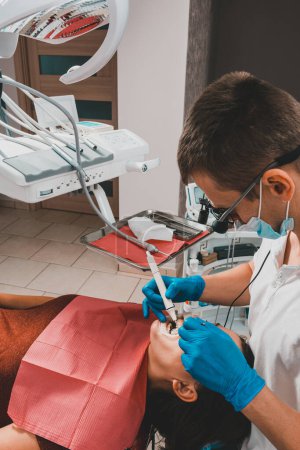 Téléchargez les photos : "Le dentiste utilise un détartrant pour enlever le tartre, hygiène bucco-dentaire." - en image libre de droit