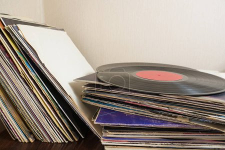 Foto de A bunch of old vinyl records. Retro music recording - Imagen libre de derechos
