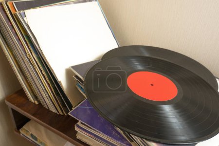 Téléchargez les photos : A bunch of old vinyl records. Retro music recording - en image libre de droit