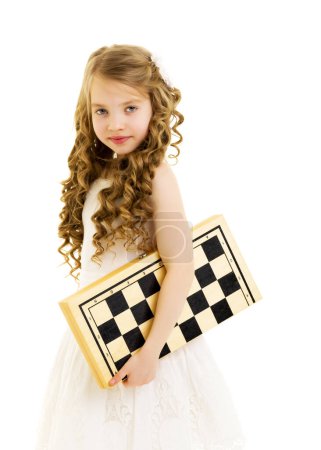 Téléchargez les photos : Petite fille aux échecs. concept d'une enfance heureuse - en image libre de droit