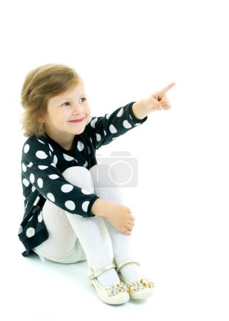 Téléchargez les photos : Petite fille pointe avec un doigt - en image libre de droit