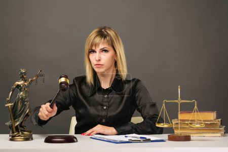 Téléchargez les photos : Une jeune femme juge travaille dans son bureau. - en image libre de droit