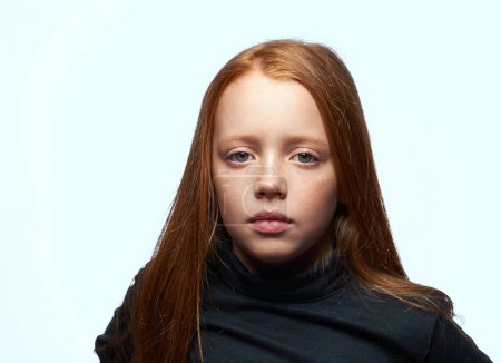 Téléchargez les photos : Fille aux cheveux roux dans un pull noir gros plan - en image libre de droit