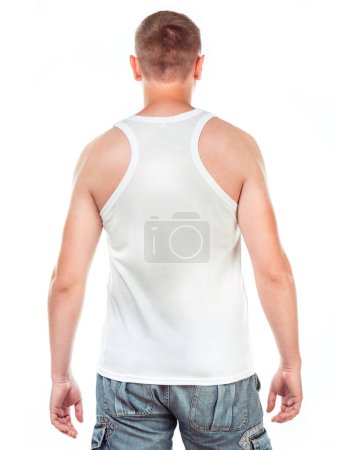 Téléchargez les photos : T-shirt blanc sur un jeune homme - en image libre de droit