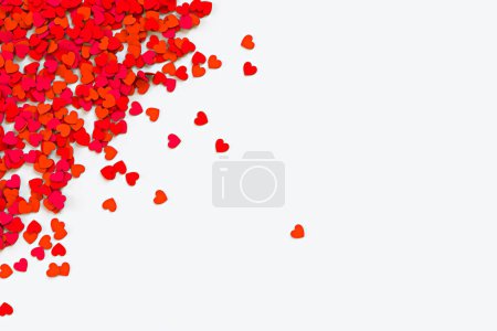 Téléchargez les photos : Confettis cœurs rouges sur blanc - en image libre de droit