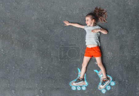 Foto de Dulce chica en patines pintados con tiza - Imagen libre de derechos