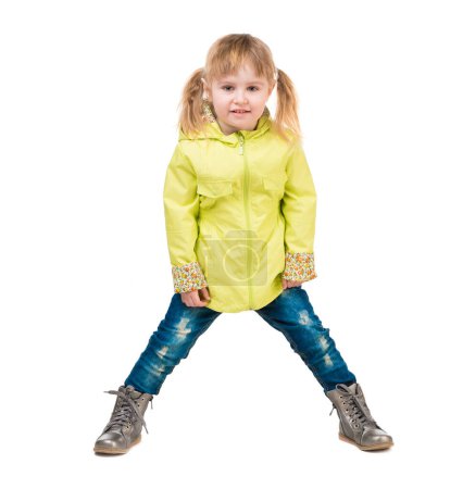 Téléchargez les photos : Mignonne petite fille en manteau jaune - en image libre de droit