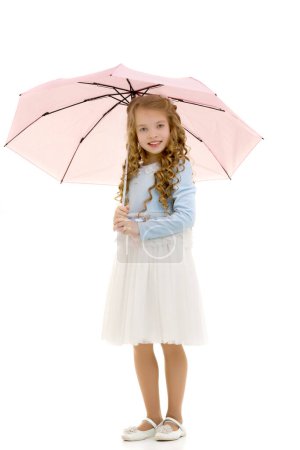 Téléchargez les photos : Petite fille sous un parapluie
. - en image libre de droit