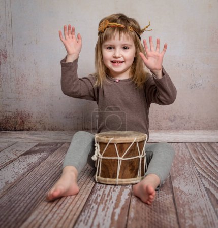Foto de Linda niña tocando el tambor - Imagen libre de derechos