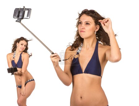 Téléchargez les photos : Femme en maillot de bain prenant un selfie. - en image libre de droit