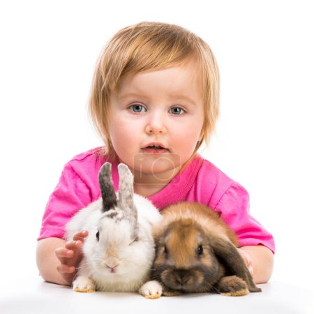 Téléchargez les photos : Bébé fille avec ses lapins - en image libre de droit