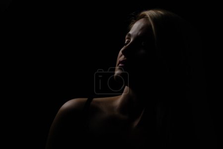 Téléchargez les photos : Silhouette de femmes sur fond noir - en image libre de droit