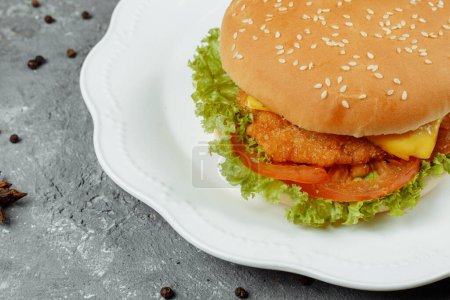 Téléchargez les photos : Hamburger avec frites et salade dans l'assiette - en image libre de droit