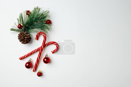 Foto de Bastones de caramelo y bolas rojas de Navidad en blanco - Imagen libre de derechos