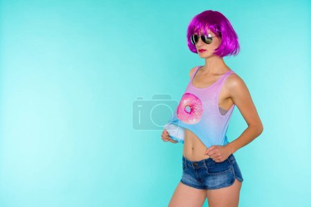 Téléchargez les photos : Portrait de jeune femme transgenre en perruque rose et lunettes de soleil - en image libre de droit