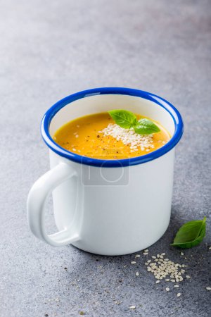 Téléchargez les photos : Soupe de carottes maison sur fond gris - en image libre de droit