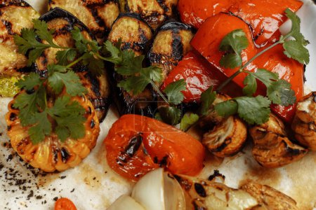 Téléchargez les photos : Légumes grillés sur une assiette blanche. Légumes frais grillés - en image libre de droit