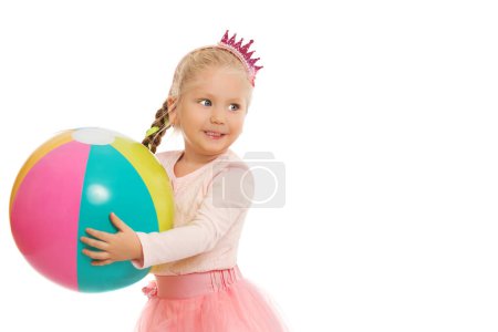 Foto de Niña está jugando con una pelota - Imagen libre de derechos