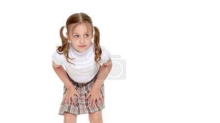 Téléchargez les photos : Portrait d'une petite fille en gros plan. Isolé sur fond blanc. - en image libre de droit