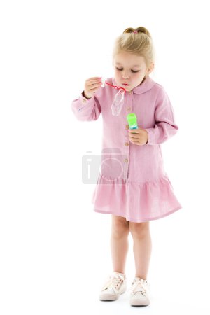 Téléchargez les photos : Une petite fille attrape des bulles de savon
. - en image libre de droit