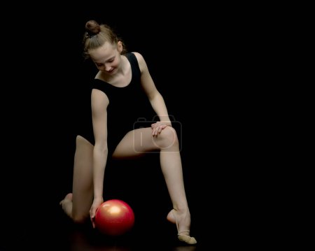 Téléchargez les photos : Fille gymnaste effectue des exercices avec le ballon. - en image libre de droit