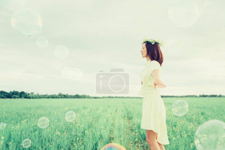 Téléchargez les photos : Belle fille reposant sur la prairie d'été - en image libre de droit