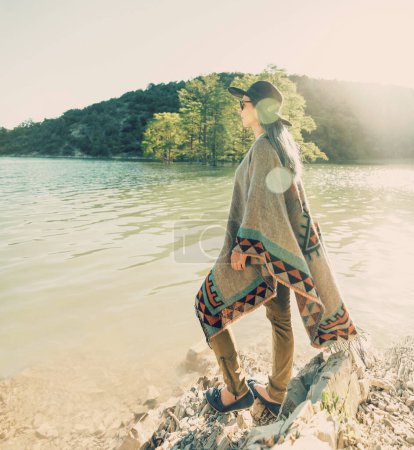 Téléchargez les photos : Femme au repos sur la côte du lac - en image libre de droit