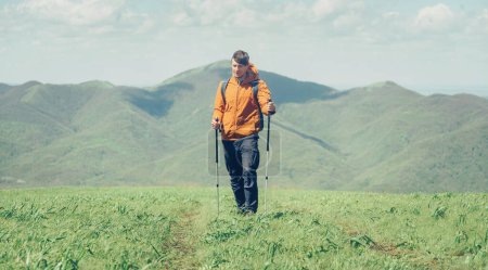 Foto de Hombre caminante caminando en las montañas - Imagen libre de derechos