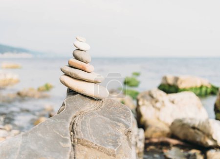 Téléchargez les photos : Pyramide de pierres sur la côte - en image libre de droit