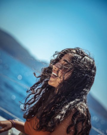Téléchargez les photos : Femme heureuse sur voilier - en image libre de droit