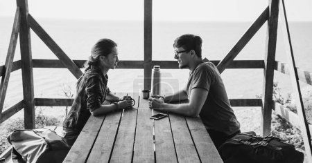 Téléchargez les photos : Couple reposant sur une terrasse en bois - en image libre de droit