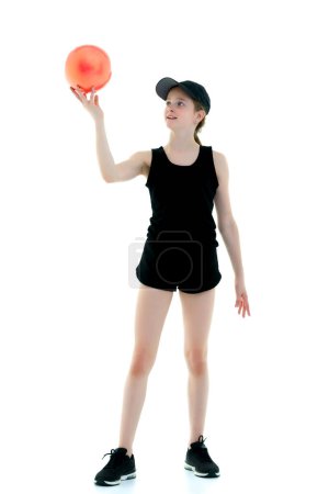 Téléchargez les photos : Fille gymnaste effectue des exercices avec le ballon. - en image libre de droit