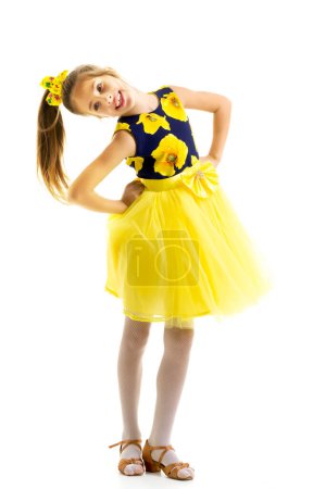 Téléchargez les photos : "Petite fille dans une robe élégante.Le concept d'une enfance heureuse" - en image libre de droit