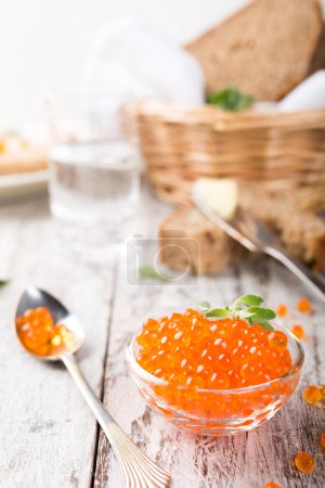 Téléchargez les photos : Bol en verre avec caviar rouge - en image libre de droit