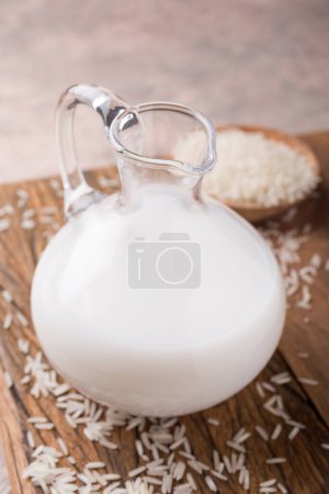 Téléchargez les photos : "Lait de riz frais dans un pichet en verre" - en image libre de droit