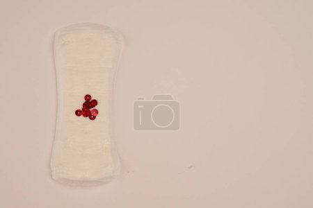 Téléchargez les photos : Bande sang hygiène féminine menstruation protection vue du dessus - en image libre de droit