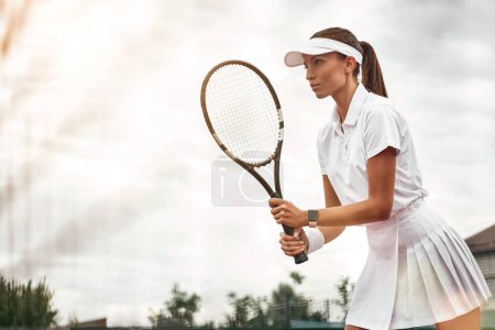 Téléchargez les photos : Femme jouant au tennis et attendant le service - en image libre de droit