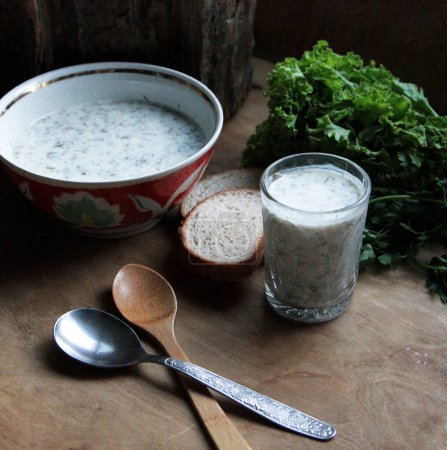 Téléchargez les photos : Gros plan de délicieuse soupe Okroshka pour fond - en image libre de droit