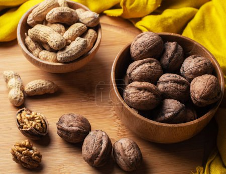 Téléchargez les photos : Gros plan de délicieuses noix de Grenoble pour fond - en image libre de droit
