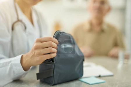 Téléchargez les photos : Le personnel de l'assurance-maladie ouvre une caisse noire avec un dispositif médical - en image libre de droit