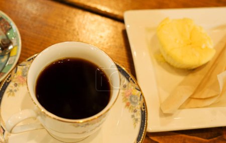 Téléchargez les photos : Plan rapproché de délicieux café avec gâteau pour fond - en image libre de droit