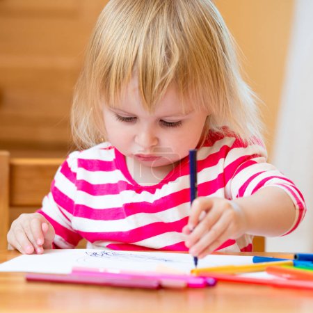 Téléchargez les photos : "Petite fille mignonne dessine feutre-pointe stylos
" - en image libre de droit