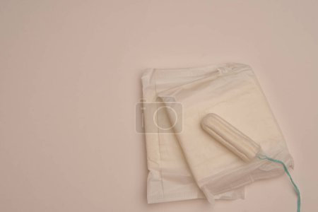 Foto de "tampones almohadillas ropa interior higiene femenina protección fondo claro" - Imagen libre de derechos