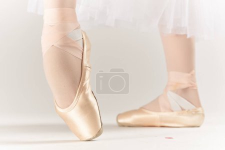 Téléchargez les photos : "chaussures de ballet posant mode exercice danse isolé fond" - en image libre de droit
