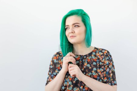 Téléchargez les photos : "Mode, coloration des cheveux et concept de personnes - Portrait de belle fille aux cheveux verts sur fond blanc
" - en image libre de droit